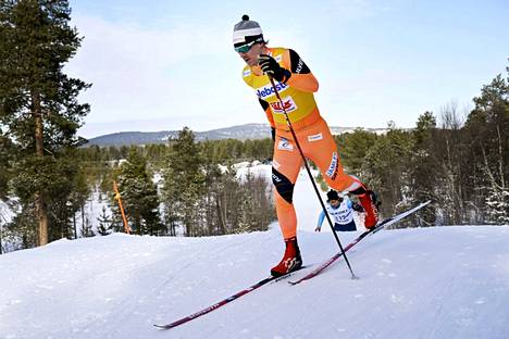 Lauri Lepistö hiihti Jänteen avausosuuden ja toi joukkueen kolmantena ensimmäiseen vaihtoon.