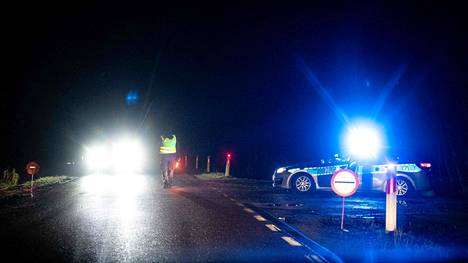 Poliisit tarkistivat ajoneuvoja Bialowiezassa Puolassa, lähellä Valko-Venäjän rajaa 21. marraskuuta.
