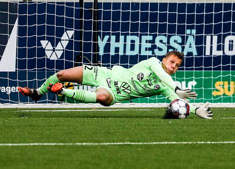 FC Haka etsii siirtomarkkinoilta vielä toista maalivahtia Aatu Hakalan pariksi.