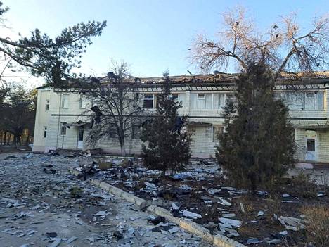Pommituksessa vaurioitunut lastensairaala Sjeverodonetskissa Luhanskin alueella tiistaina.