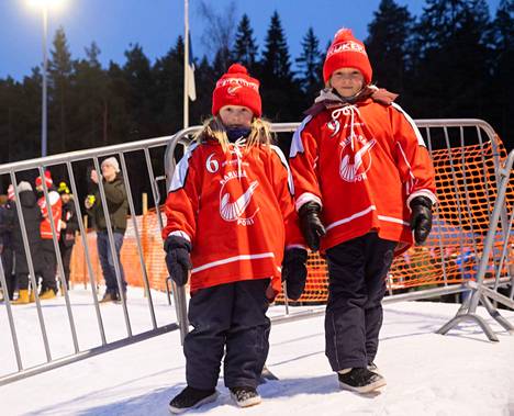 Jääpallokoululaiset Adalmina Rintala, 6, ja Adelina Rintala, 8, antoivat valistuneen arvauksensa pelin voittajasta: "Se, joka tekee enemmän maaleja".