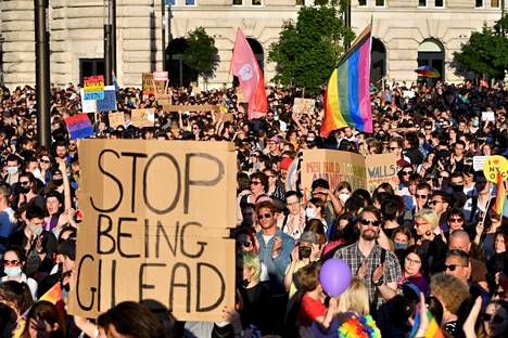 Unkarin seksuaali- ja sukupuolivähemmistöjen oikeuksia rajoittavaa lakia vastaan protestoitiin Budapestissa 14. kesäkuuta 2021. Unkarin parlamentti hyväksyi lain seuraavana päivänä. 