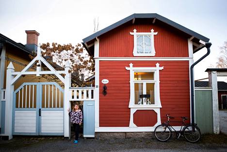 Suomen pienimmällä kaavoitetulla tontilla on kokoa vain 147,72 neliötä. Talon omistavat  Matleena Mäkelä ja Jukka Wahlqvist, jonka käsialaa on myös Härmlän komea portti. 