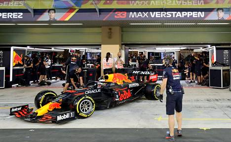 Red Bullin Mx Verstappen ajoi paalupaikan F1-kauden viimeisessä aika-ajossa Abu Dhabissa.