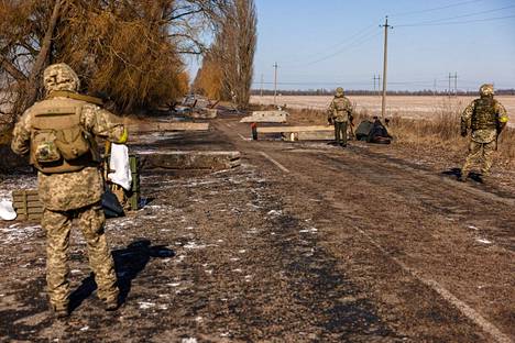 Ukrainalaissotilaat vartioivat tarkastuspisteellä Velyka Dymerkan kylän lähellä. Kylä sijaitsee 40 kilometriä Kiovasta itään.