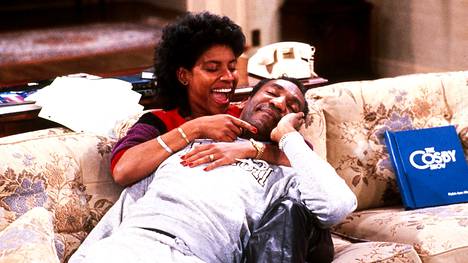 Näyttelijät Phylicia Rashād ja Bill Cosby esittivät Huxtablen perheen äitiä ja isää 1980- ja 1990-luvuilla suositussa tv-ohjelma Bill Cosby Show’ssa.