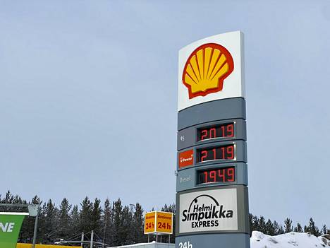 Kahden euron haamuraja on ylittynyt 95-oktaanisen bensan hinnassa jo aikaa sitten. Tämä kuva on otettu 22. helmikuuta 2022 Lahdenperänkadun Shellin pihassa Tampereella.