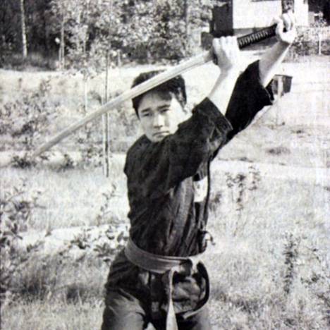 1 Han moo do on kuntoa ja henkistä tasapainoa. Se on suomalaisille kehitetty itsepuolustusmuoto, jota tehdään tunnetuksi myös Mäntässä. Täällä lajia opettaa korealainen Jin Su, joka kertoo aloittaneensa budolajien harjoittelun jo 7-vuotiaana. Koreassa itsepuolustus on oppiaineena monissa kouluissa.
