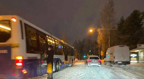 Bussi jäi tiistaina iltapäivällä jumiin Onkiniemen mäkeen Tampereella.