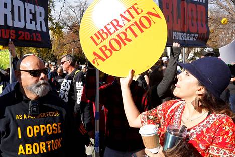 Aborttioikeutta ajavat ja aborttia vastustavat mielenosoittajat kohtasivat korkeimman oikeuden rakennuksen ulkopuolella 1. joulukuuta.