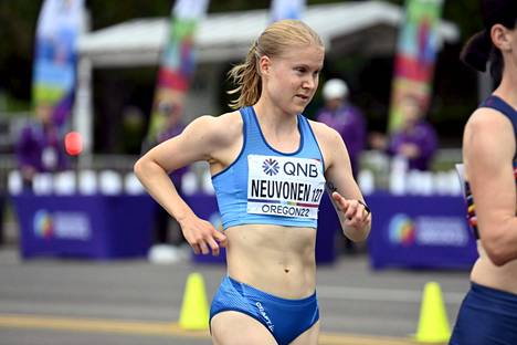 Elisa Neuvonen käveli perjantaina uuden 35 kilometrin SE-ajan 2.57.42 ja sijoittui 20:nneksi.