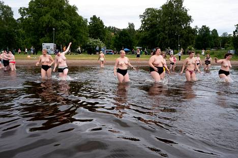 Flashmobin osallistujat suuntasivat yhtenä rintamana uimaan. 