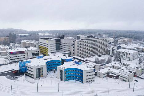Tampereen yliopistollisen sairaalan uusi sairaalarakennus sijoittuisi sinisävyisen lasten ja nuorten keskuksen L-rakennuksen taakse ja vanhan päärakennuksen eli korkean B-rakennuksen eteen. Arkistokuva joulukuulta 2021.