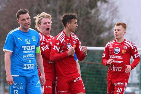 Impton Söderlund (keskellä) osui maaliin heti kauden ensimmäisessä pelissä.