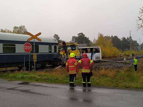 Pohjanmaalla Kaskisissa tapahtui ratatyökoneen ja koulubussin välinen törmäys tasoristeyksessä aamulla 5. lokakuuta 2021. Onnettomuudessa kaksi ihmistä loukkaantui vakavammin ja kymmenen ihmistä lievästi.