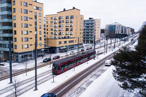 Jos suunniteltu Pirkkala-Linnainmaa-ratikkahanke etenee aikataulussa, rakentaminen olisi mahdollista vuosina 2025–2028. Tampereen ratikka kuvattuna Sammonkadulla helmikuussa.