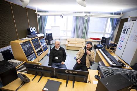 Musiikkiteknologian pedagogi Lauri Häkkinen ja opiskelija Jesse Toivonen esittelivät Palmgren-konservatorion studiota, jossa on tekniikkaa vanhoista analogista laitteista  suureen mikseriin ja nykyaikaiseen kontrolleriin. Studiossa pystytään tekemään myös surround-miksausta.