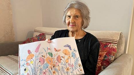 Sylvi Sippola, 90, alkoi värittää ja nyt hänellä on oma näyttely.