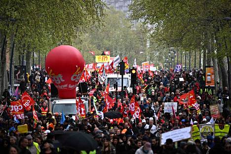 Ihmiset osoittivat mieltään Ranskan Toulousessa 14. huhtikuuta eläkeuudistusta vastaan.