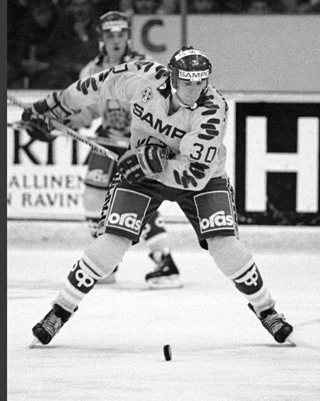 Lukon jykevä hyökkääjä Arto Heiskanen kaudella 1988–1989. Takana katselee Jarmo Kuusisto.