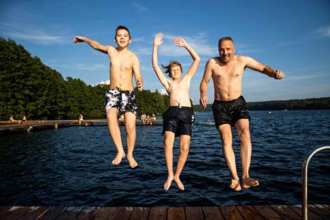 Lauri Lehtola (vas.), Olli Ranto ja Jukka Ranto hyppäsivät veteen Tampereen Kaukajärven uimarannalla. Heidän mielestään elokuu on kesä- eikä syyskuukausi. Kolmikko oli sitä mieltä, että helteinen sää tuntuu siltä kuin olisi ulkomailla.