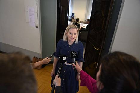 Eduskunnan hallintovaliokunnan puheenjohtaja Riikka Purra poistui valiokunnan kokouksesta 15. kesäkuuta 2022 Helsingissä.