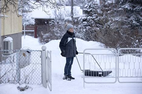 Eira Ala-Sipilä teki Uudellakoivistolla lumitöitä kolmannen kerran tänä talvena. Ala-Sipilä toivoo, että lumi kestää jouluun asti, vaikka sääennusteiden mukaan ensi viikolla lämpötila nousee plussan puolelle. 