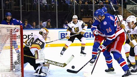 Vegas Golden Knightsin Laurent Brossoit torjui New York Rangersin Kaapo Kakon (numero 24) laukauksen, kun joukkueet kohtasivat Madison Square Gardenissa. 