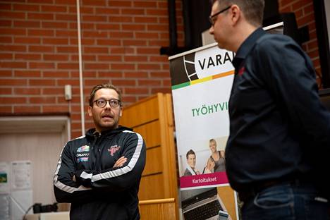 Juha Puhtimäen jatkosopimus julkistettiin keskiviikkona Varalan urheiluopistolla. Oikealla Manse PP Edustus ry:n puheenjohtaja Pirkka Savilahti.