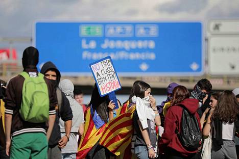 Sadat ihmiset tukkivat AP-7-moottoritien Gironassa Espanjassa tiistaina.