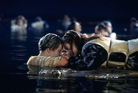 Nyt se on todistettu: Titanicin loppukohtauksen ovi ei olisi kelluttanut  kahta ihmistä - Elokuvat - Aamulehti