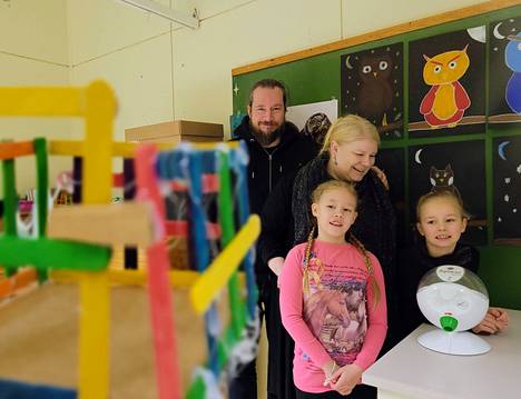 Ossi Elosen ja Mirella Tuomisen lapset Lumi ja Pihla käyvät ensimmäistä ja toista luokkaa Vähikkälässä, vaikka ensisijainen koulu olisi ollut Tervakosken alakoulu.