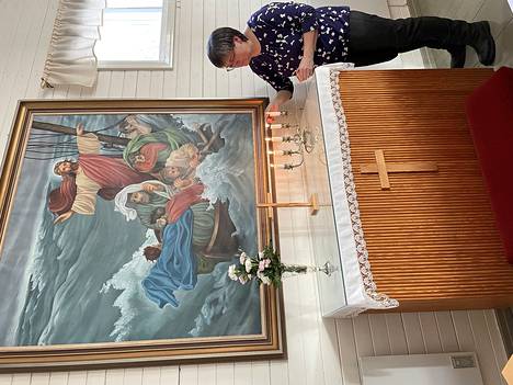 Eurajoen seurakunnan lähetyssihteeri Maarit Lehto tuntee rukoushuoneen läpikotaisin, sillä hän on itsekin aikoinaan toiminut talon vahtimestarina. Alttaritaulun on maalannut kuivalahtelainen kauppiaan rouva Toini Laaksonen 1950-luvulla. 