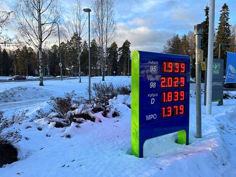 Kahden euron raja on ylittynyt polttoaineiden hinnoissa tammikuussa 2022. Hinnat olivat yhtä korkealla viimeksi lokakuussa 2021. Tällaiset hinnat olivat Jämsänkosken Nesteellä perjantaina aamupäivällä. 