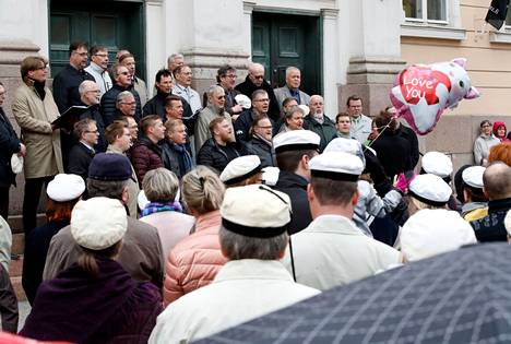 Porin Mies-Laulu pitää kiinni perinteistä ja esiintyy vappupäivänä Raatihuoneen edustalla Porissa.