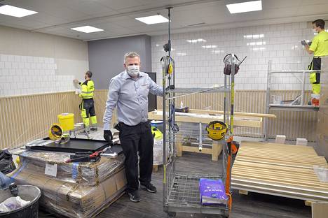 Rauman Citymarketin kauppias Juha Vainio oli alkuviikolla myös mukana uuden ravintolamaailman remonttitöissä. Kuva: Juha Sinisalo