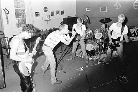 Attentaatti Harjavallan Musiikkimajalla elokuussa 1980. Samassa paikassa äänitettiin myös yhtyeen samana vuonna julkaistu demo.