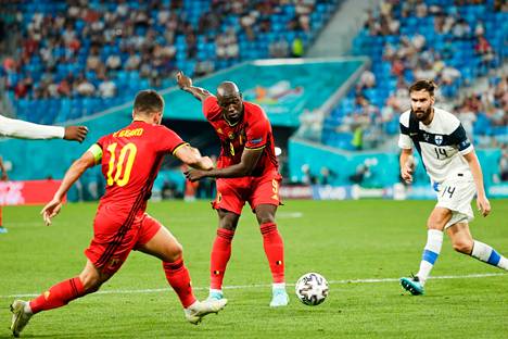 Romelu Lukakun (kesk.) ja Eden Hazardin Belgia ei selviä helpolla pudotuspeleissä. Neljännesvälierävastustaja on Portugali ja puolivälierävastustajaksi on tarjolla alkulohkossa vakuuttanut Italia.
