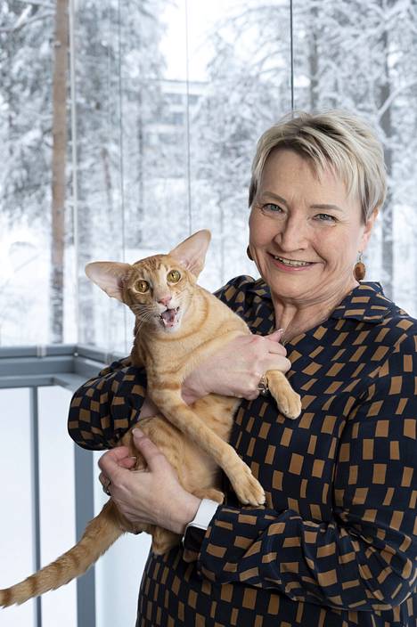 Ulla-Maija Rajakangas kertoo olevansa kissaihminen. Kotona kehräävät Ramses ja Hermes.