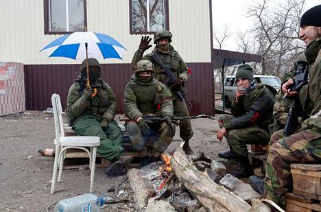 Venäjän puolesta sotivat joukot nuotion äärellä separatistien hallinnoimalla Mykolaivkassa Donetskin alueella. Ukrainassa Venäjän eteneminen Kiovaan on pysynyt maanantain jälkeen aika lailla paikoillaan, sanoo yhdysvaltalainen puolustusvirkamies CNN:n ja Guardianin mukaan.