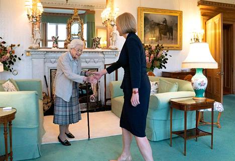 Uusi pääministeri Liz Truss (oikealla) kätteli kuningatar Elisabetia Balmoralin Skotlannissa linnassa tiistaina iltapäivällä.