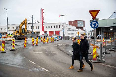 Tampereen keskustan vaarallisessa risteyksessä vaihdettiin liikennevalot  kiertoliittymään – Poliisin mukaan muutos ei ole onnistunut ongelmitta: ”Ei  huomata suojateitä, ei kaistoja” - Tampere - Aamulehti