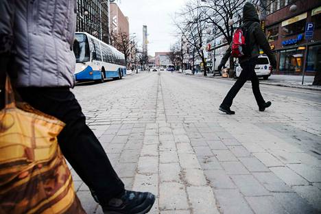 Liikennemerkit ja älykkäät autot alkavat keskustella keskenään Tampereella  - Tampere - Aamulehti