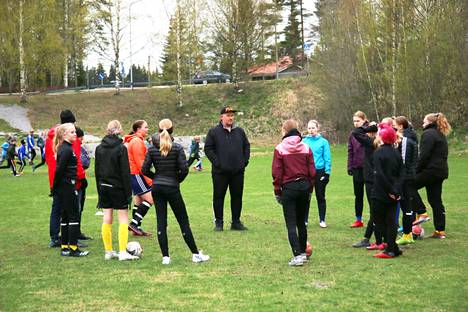 HPP:n naisista osa harjoittelee yhdessä T15-joukkueen kanssa. Tiistaina harjoituksiin kokoonnuttiin valmentaja Pasi Kovasen johdolla Tervan nurmelle.