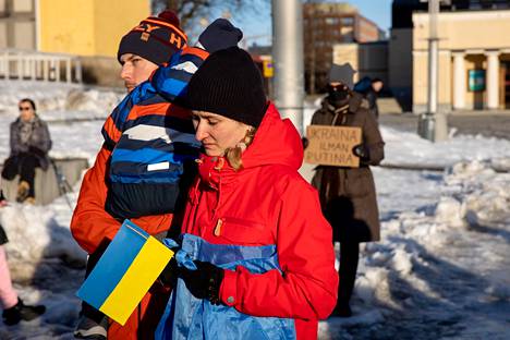 Denys ja Tetiana Bulgak olivat tulleet lastensa kanssa varta vasten Pälkäneeltä mielenosoitukseen Tampereelle.