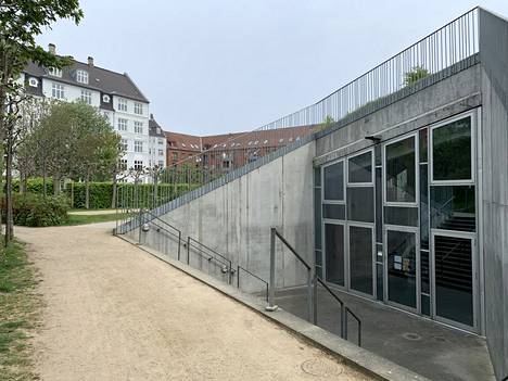 Den Grønne Firkant -sisäpihalle on rakennettu urheiluhalli osittain maan alle. Hallin päällä on viherkatto. Kattokumpu on suosittu auringonotto- ja ajanviettopaikka. 