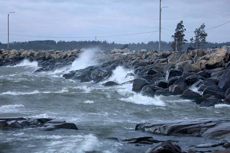 Arkistokuvassa myrskyn nostattamia aaltoja Porin Kallossa.