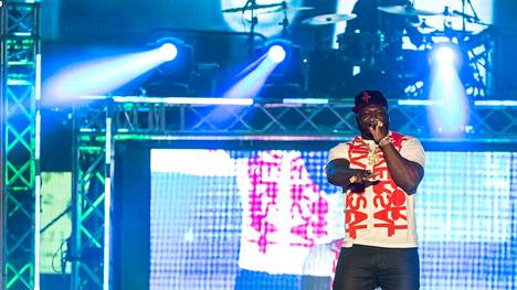 Räp-legenda 50 Cent oli Blockfestin perjantain päätösesiintyjä. Hurmos keikalla oli hurja helteisessä ja trooppisessa Ratinan illassa.