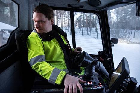 Kokenut latukoneenkuljettaja Matti Heino ajaa latukonetta tottuneesti. Hän kertoo, että vaikka työtä on tehnyt vuosia, se vaatii edelleen paljon tarkkuutta. 