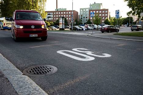 Kolmesta katukilometristä kahdella on tällä hetkellä nopeusrajoitus 30. Kuva on vuodelta 2016, jolloin Tampereen yhdyskuntalautakunta päätti, että suureen osaan kaupunkia vaihdetaan aluenopeusrajoitus aiempaa alemmaksi.